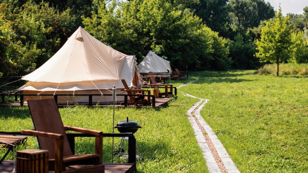 Évasion en nature : le luxe d'un lodge de camping !
