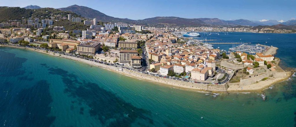 La ville d'Ajaccio et le port
